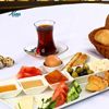Seymen Sahil Kafe'de haşlanmış yumurta, peynir ve reçel içeren klasik Kahvaltı Tabağı.
